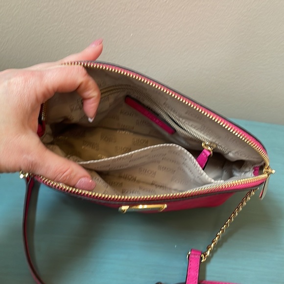 💖 EUC Hot Pink Michael Kors Crossbody Bag gold hardware Barbie Core - Picture 5 of 7